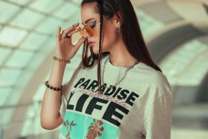 5 Easy T-Shirt Outfit Ideas for Summer Vacation on a Budget
